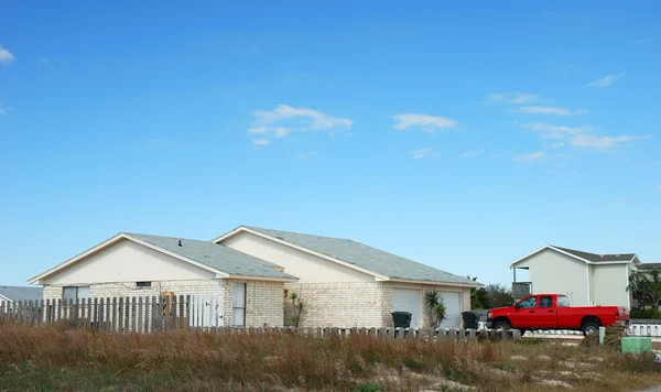 Жилой дом и автомобиль на юге США — стоковое фото