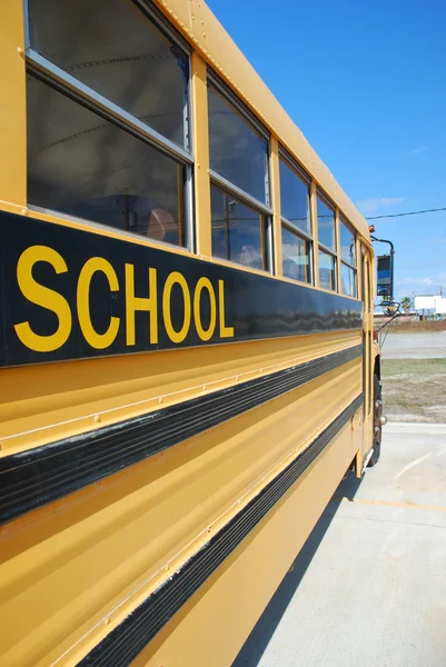Жовтий шкільний автобус — стокове фото