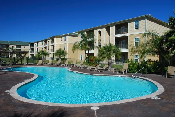 Swimimng zwembad en appartement huizen — Stockfoto