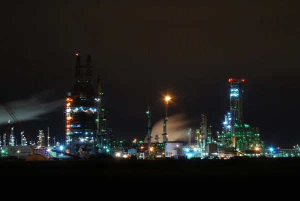 Raffinaderiet upplyst på natten — Stockfoto