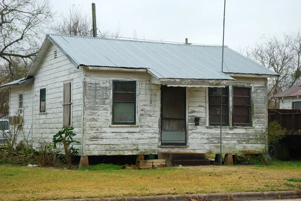 在一个贫穷的郊区，美国的木房子 — 图库照片