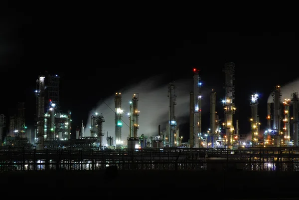 Refinaria de petróleo iluminada à noite — Fotografia de Stock