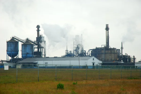 Нефтеперерабатывающий завод — стоковое фото