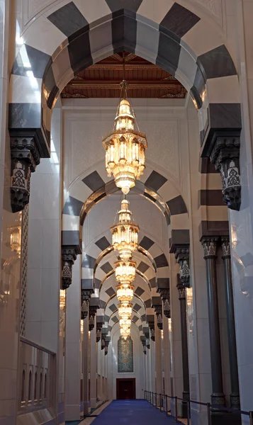 Интерьер Большой мечети в Маскате, Оман — стоковое фото