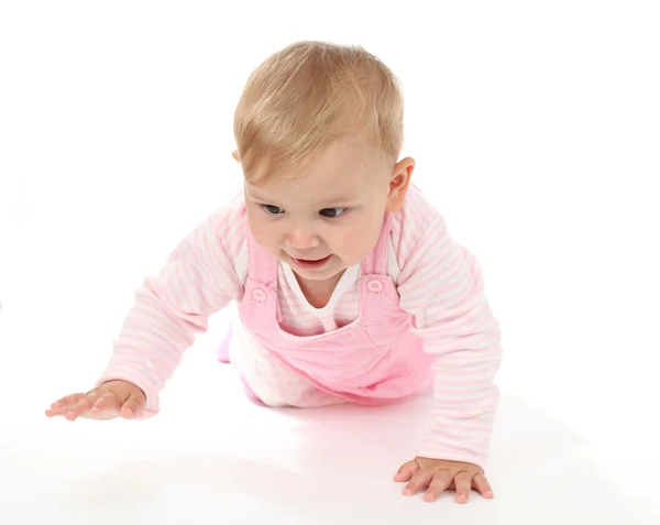 Bonito bebê menina rastejando no branco — Fotografia de Stock