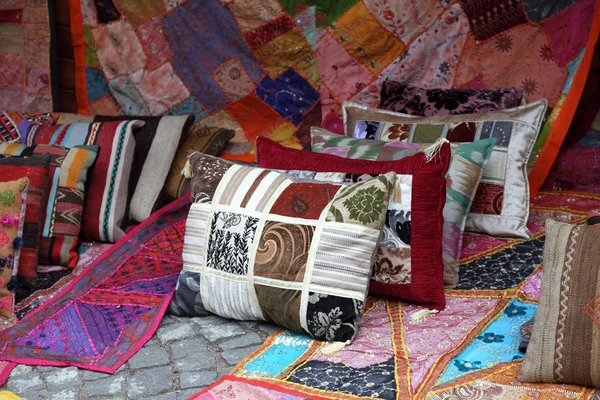 Tienda de cojines y alfombras en Estambul, Turquía — Foto de Stock