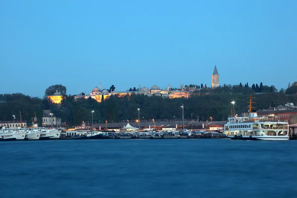 Topkapi palace illuminated at dusk, Istanbul Turkey — Stock Photo, Image
