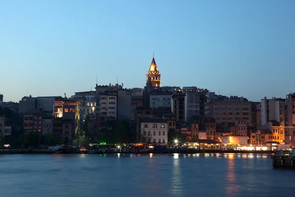 Veduta di Istanbul e della torre di Galata di notte — Foto Stock