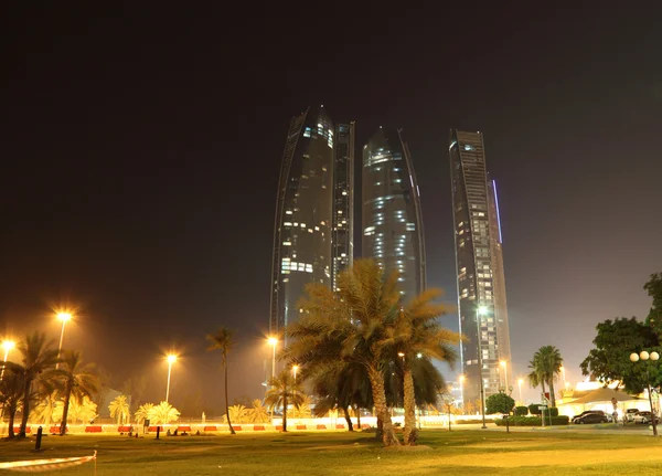 アブダビ、アラブ首長国連邦で未来的な高層ビル — ストック写真