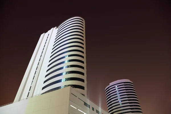 Hoogbouw gebouwen in de nacht. Dubai, Verenigde Arabische Emiraten — Stockfoto