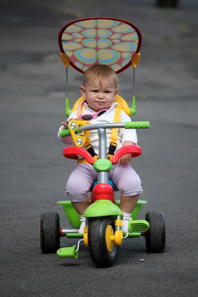 Küçük bebek kız Bisiklet — Stok fotoğraf
