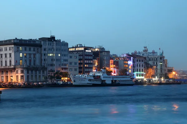 Vattnet byggnader på golden horn i istanbul, Turkiet — Stockfoto