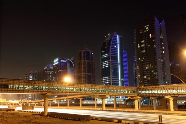 Sheikh zayed road in de nacht, dubai Verenigde Arabische Emiraten — Stockfoto