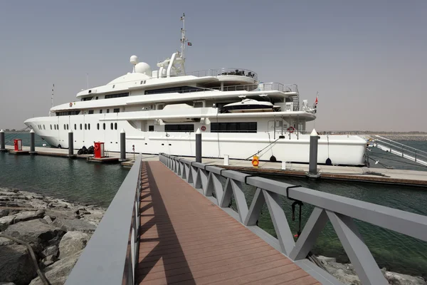 Luxusní jachty v yas marina, Abú Dhabí Spojené arabské emiráty — Stock fotografie