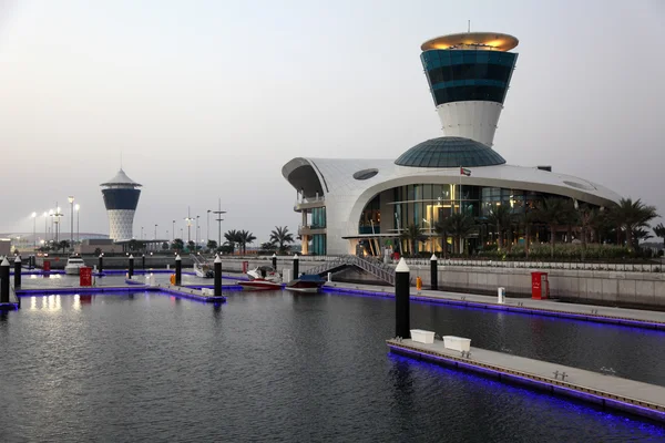 Yas Marina iluminado por la noche, Abu Dhabi Emiratos Árabes Unidos — Foto de Stock