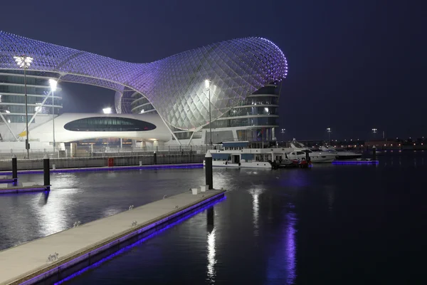 Yas Marina Hotel iluminado por la noche, Abu Dhabi Emiratos Árabes Unidos — Foto de Stock