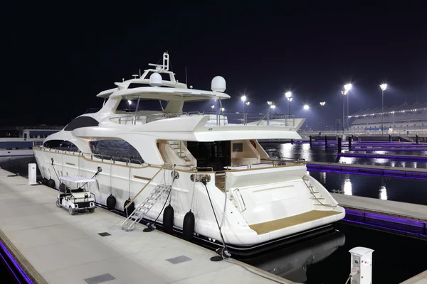 Luxusní jachty v yas marina v noci. Abu dhabi, Spojené arabské emiráty — Stock fotografie