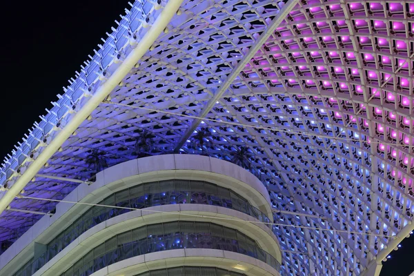 Готель Yas marina, освітлені вночі, Абу-Дабі Об'єднані Арабські Емірати — стокове фото