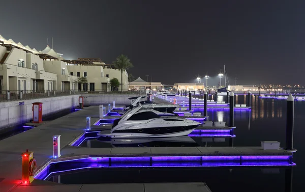 Geceleri, abu dhabi Birleşik Arap Emirlikleri ışıklı yas marina. — Stok fotoğraf