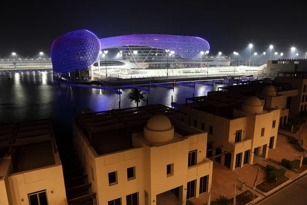 Yas marina hotel beleuchtet in der nacht, abu dhabi vereinigte arabische emirate. — Stockfoto
