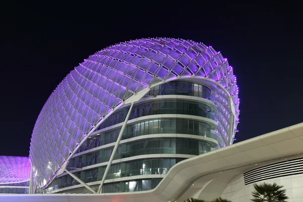 Yas marina hotel beleuchtet in der nacht, abu dhabi vereinigte arabische emirate. — Stockfoto