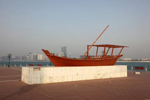 Traditionele Arabische houten dhow boot in abu dhabi, Verenigde Arabische Emiraten — Stockfoto