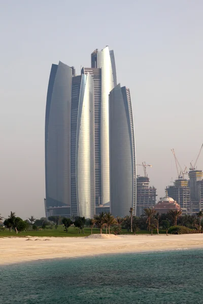 Futuristische wolkenkrabber in abu dhabi, Verenigde Arabische Emiraten — Stockfoto