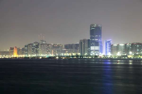 Skyline von Abu Dhabi bei Nacht, Vereinigte Arabische Emirate — Stockfoto