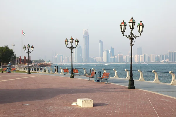 Promenade in Abu Dhabi, United Arab Emirates — Stock Photo, Image
