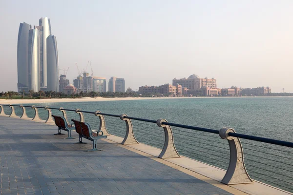 Променад в Абу-Даби, Объединенные Арабские Эмираты — стоковое фото