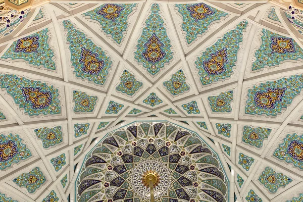 Schöne Dekoration in der großen Moschee von Muscat, oman — Stockfoto