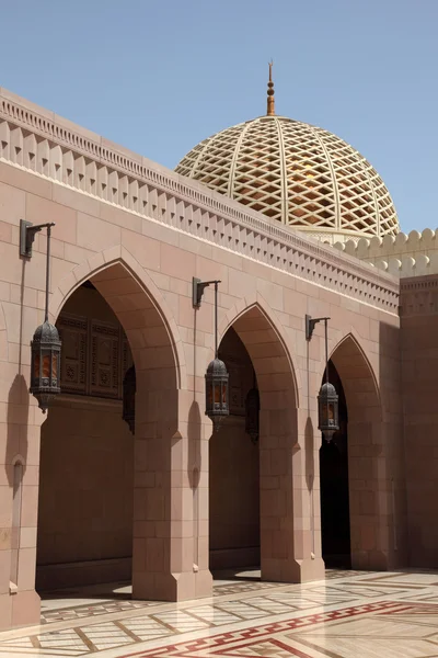 Grande Mesquita em Mascate, Sultanato de Omã — Fotografia de Stock
