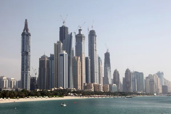Edifícios do arranha-céus à beira-mar em Dubai Marina — Fotografia de Stock