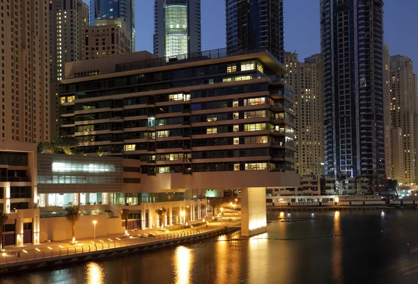 建筑物在迪拜码头在晚上 — 图库照片