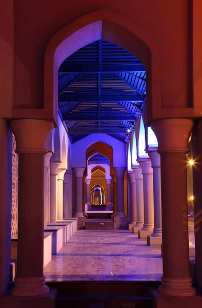 Arco iluminado por la noche. Moscatel, Sultanato de Omán — Foto de Stock