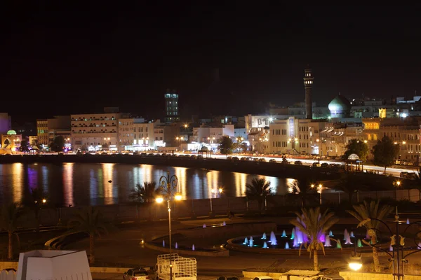 Kilátás muttrah-corniche éjjel. Muscat, Omán Szultánság — Stock Fotó