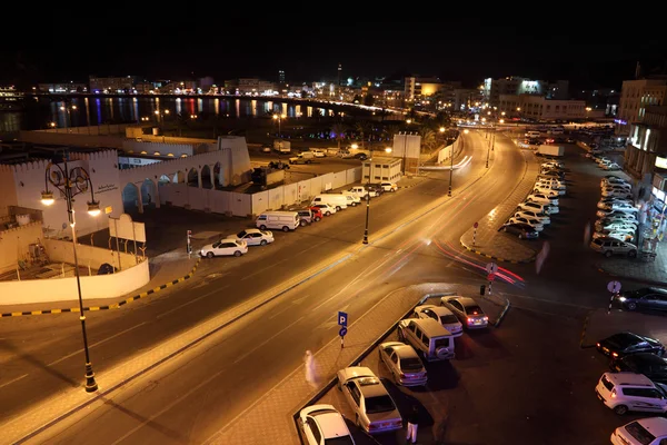Muttrah Corniche iluminado por la noche. Moscatel , — Foto de Stock