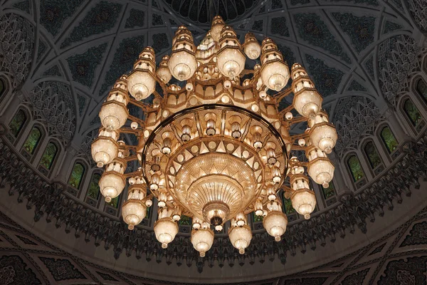 Ljuskrona i den stora moskén i Muscat, sultanatet Oman — Stockfoto