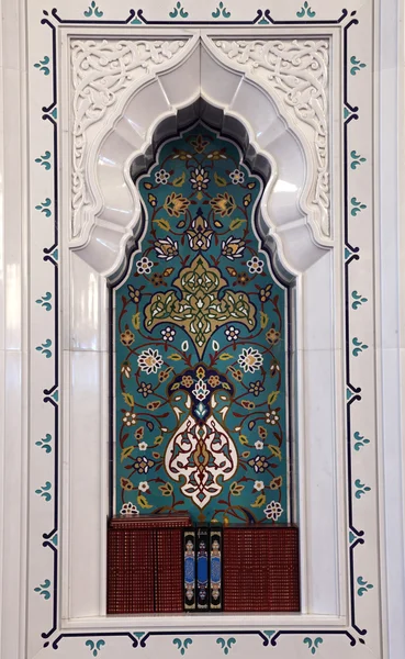 Decoração de mosaico oriental em uma mesquita. Livros do Alcorão numa prateleira. Sultanato de — Fotografia de Stock