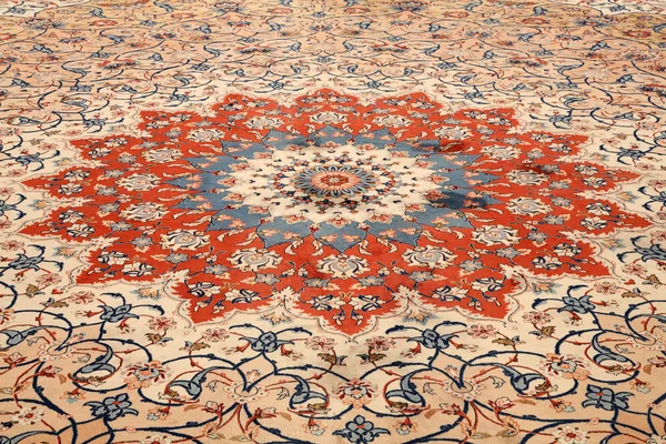 Hermosa alfombra oriental en la Gran Mezquita del Sultán Qaboos, Mascate Omán —  Fotos de Stock