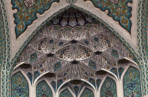 Prachtige mozaïek binnenkant van de sultan qaboos grand moskee in muscat, oman — Stockfoto