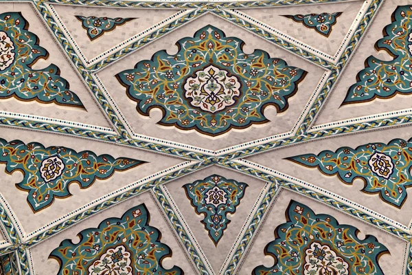 Prachtige mozaïek binnenkant van de sultan qaboos grand moskee in muscat, oman — Stockfoto