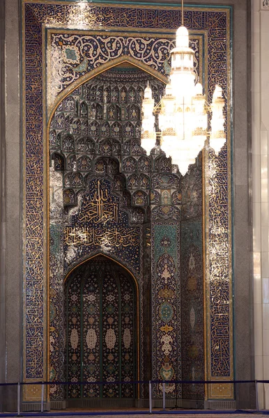 Wnętrze meczetu w muscat, oman — Zdjęcie stockowe
