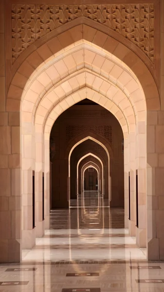 Torbogen in der großen Moschee, Muskateller oman — Stockfoto
