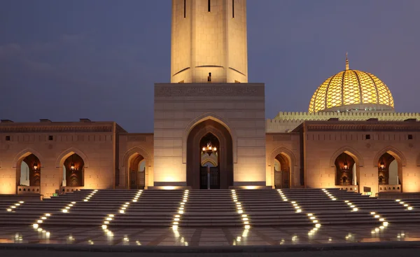 Sultan qaboos grand mosque upplyst på natten. Muscat, oman — Stockfoto