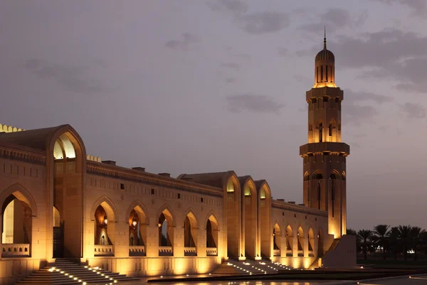 Sultan qaboos grand mosque på natten. Muscat, oman — Stockfoto