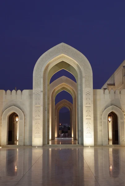 Sultan qaboos grand moskee 's nachts. Muscat, oman — Stockfoto