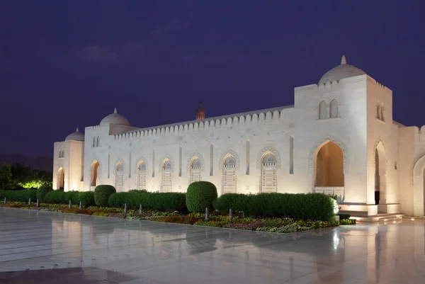 Sultan Qaboos große Moschee in der Nacht. Muskateller, oman — Stockfoto