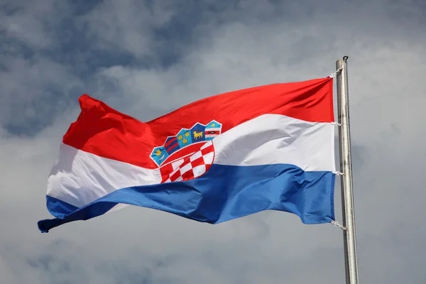 Chorwacka flaga powiewa na wietrze — Zdjęcie stockowe