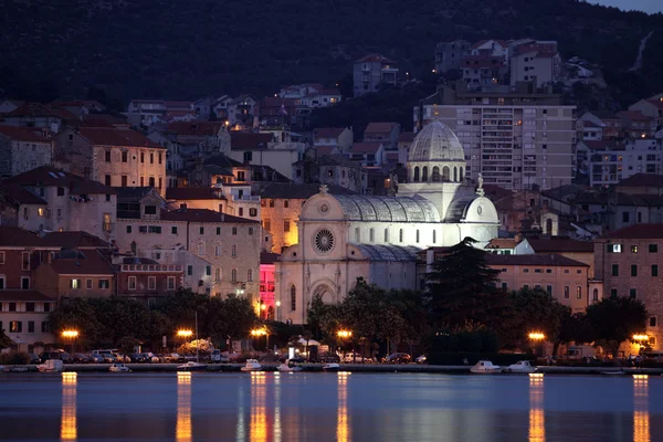 Catedral de Santiago en Sibenik iluminada al atardecer — Foto de Stock